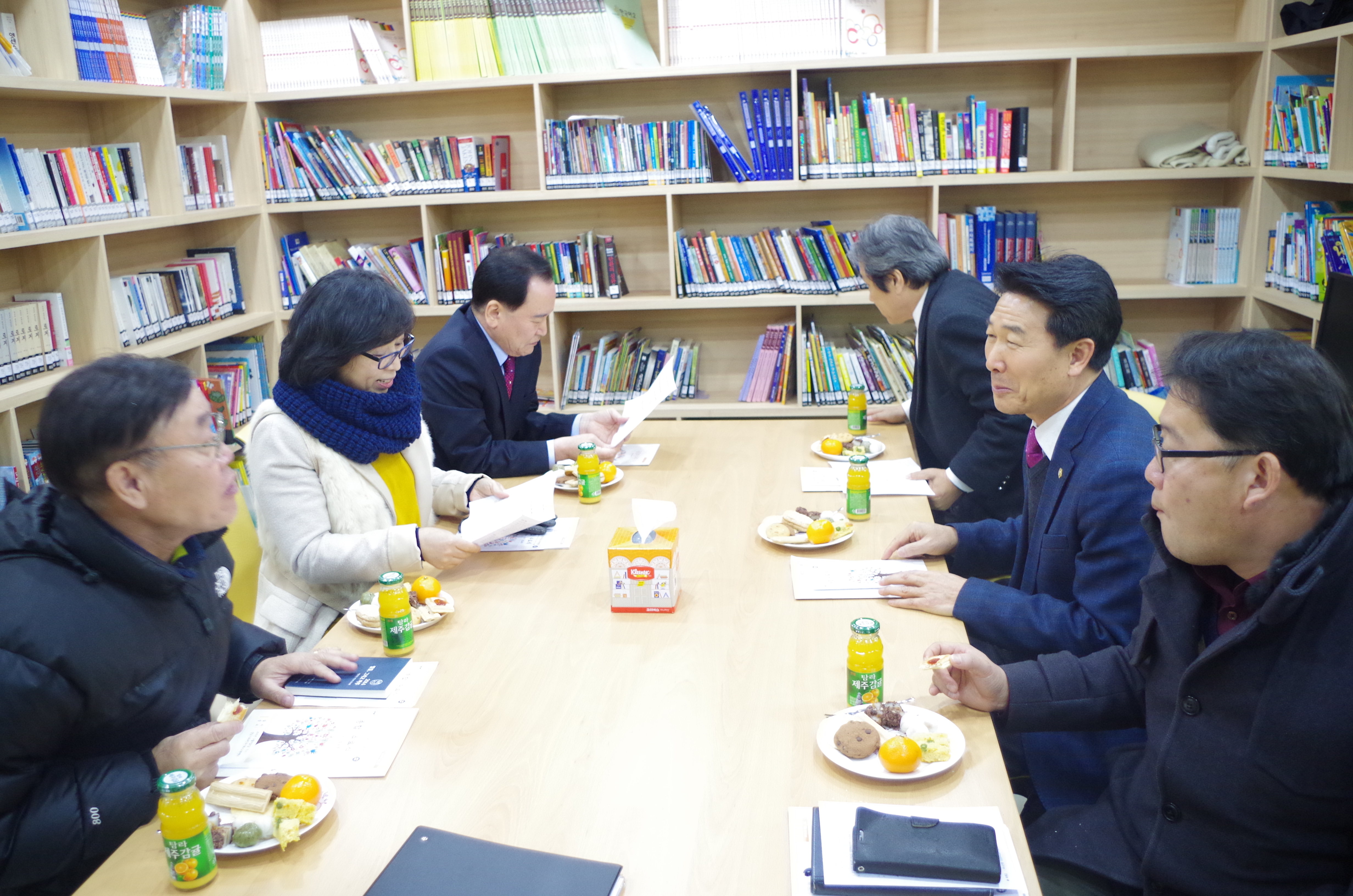 성남시외국인복지지원센터 운영위원들의 간담회